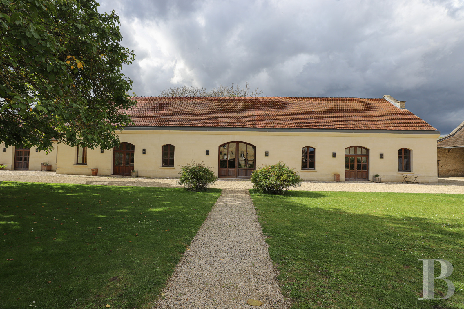 Dans l’Oise, près de Senlis, un vaste corps de ferme du 18e siècle et son pigeonnier transformés en hôtel  - photo  n°3